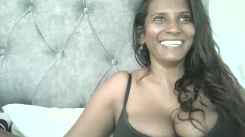 Snapshot of indianjasmin chatting on 09/30/25, 07:13 priya online show from 09/30/25, 07:13