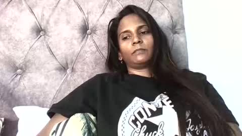 Snapshot of indianjasmin chatting on 10/27/25, 06:39 priya online show from 10/27/25, 06:39