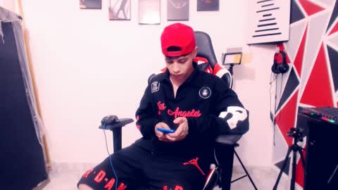 Snapshot of indomitablebeast chatting on 12/16/25, 04:17 matias online show from 12/16/25, 04:17