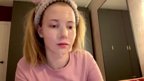 Snapshot of infinitysoul_ chatting on 12/31/24, 01:52 Alexa..  Inst     Fansly infinitysoul  online show from 12/31/24, 01:52