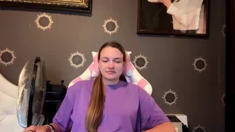 Snapshot of ingaswancey chatting on 07/16/26, 04:35 Emmi online show from 07/16/26, 04:35