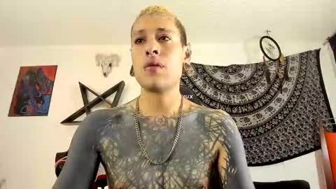 Snapshot of ink_u_buzz chatting on 10/18/25, 02:40 Dani  online show from 10/18/25, 02:40