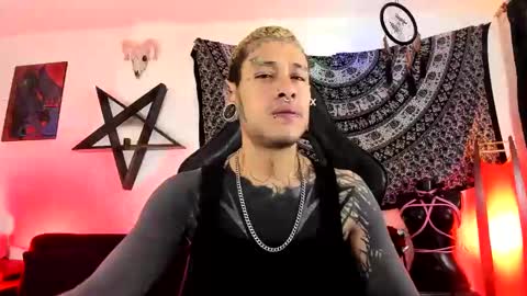 Snapshot of ink_u_buzz chatting on 10/26/25, 02:56 Dani  online show from 10/26/25, 02:56