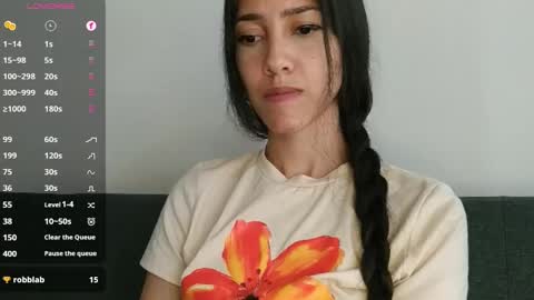 Snapshot of innocentlatiina chatting on 11/06/25, 08:43 Laroa online show from 11/06/25, 08:43