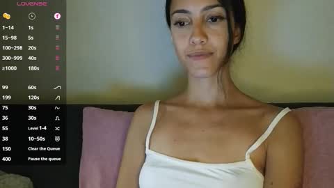 Snapshot of innocentlatiina chatting on 11/12/25, 12:00 Laroa online show from 11/12/25, 12:00