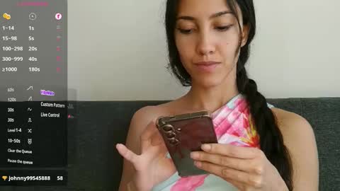Snapshot of innocentlatiina chatting on 11/14/25, 08:29 Laroa online show from 11/14/25, 08:29