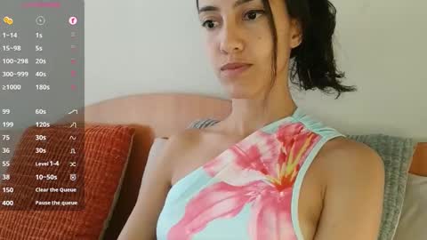 Snapshot of innocentlatiina chatting on 11/17/25, 10:59 Laroa online show from 11/17/25, 10:59