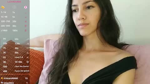 Snapshot of innocentlatiina chatting on 11/19/25, 10:21 Laroa online show from 11/19/25, 10:21