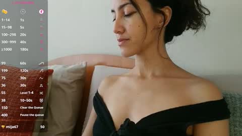 Snapshot of innocentlatiina chatting on 11/21/25, 07:01 Laroa online show from 11/21/25, 07:01