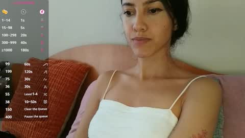 Snapshot of innocentlatiina chatting on 11/24/25, 10:53 Laroa online show from 11/24/25, 10:53