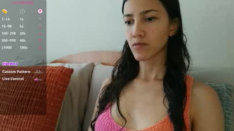 Snapshot of innocentlatiina chatting on 11/25/25, 07:47 Laroa online show from 11/25/25, 07:47