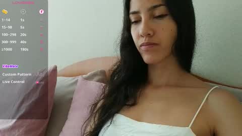 Snapshot of innocentlatiina chatting on 11/27/25, 06:43 Laroa online show from 11/27/25, 06:43