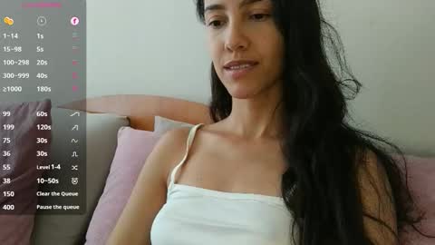 Snapshot of innocentlatiina chatting on 01/18/26, 08:23 Laroa online show from 01/18/26, 08:23