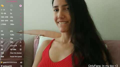 Snapshot of innocentlatiina chatting on 02/04/26, 08:36 Laroa online show from 02/04/26, 08:36