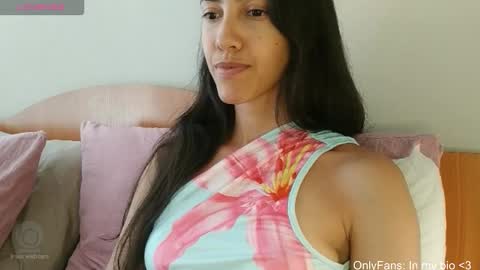 Snapshot of innocentlatiina chatting on 02/15/26, 10:39 Laroa online show from 02/15/26, 10:39