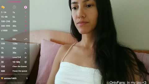 Snapshot of innocentlatiina chatting on 02/18/26, 10:28 Laroa online show from 02/18/26, 10:28