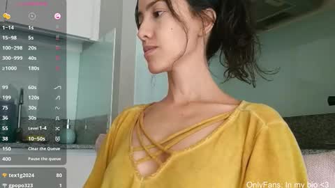 Snapshot of innocentlatiina chatting on 03/16/26, 06:12 Laroa online show from 03/16/26, 06:12