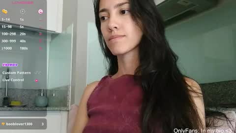 Snapshot of innocentlatiina chatting on 03/18/26, 06:44 Laroa online show from 03/18/26, 06:44
