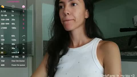 Snapshot of innocentlatiina chatting on 03/20/26, 06:35 Laroa online show from 03/20/26, 06:35