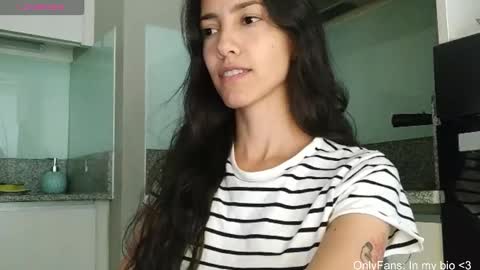 Snapshot of innocentlatiina chatting on 03/22/26, 08:12 Laroa online show from 03/22/26, 08:12