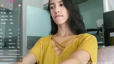 Snapshot of innocentlatiina chatting on 03/31/26, 05:46 Laroa online show from 03/31/26, 05:46