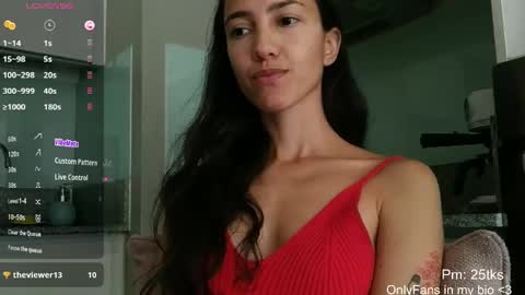 Snapshot of innocentlatiina chatting on 04/16/26, 07:36 Laroa online show from 04/16/26, 07:36