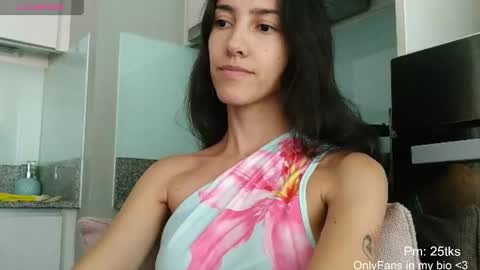 Snapshot of innocentlatiina chatting on 04/30/26, 08:48 Laroa online show from 04/30/26, 08:48