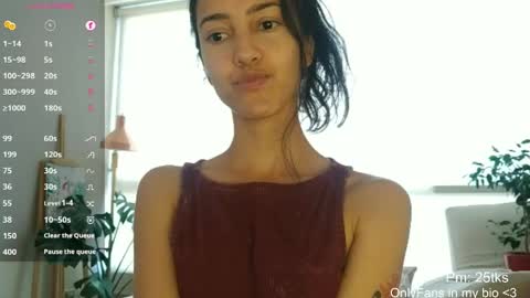 Snapshot of innocentlatiina chatting on 05/04/26, 08:05 Laroa online show from 05/04/26, 08:05
