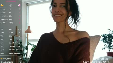 Snapshot of innocentlatiina chatting on 05/14/26, 04:14 Laroa online show from 05/14/26, 04:14