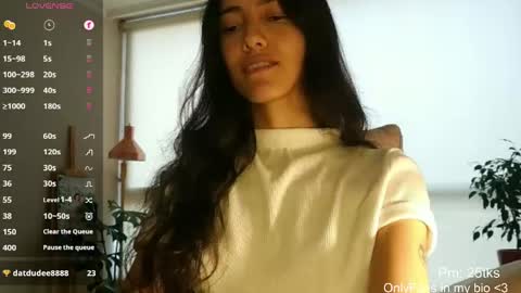 Snapshot of innocentlatiina chatting on 05/22/26, 09:09 Laroa online show from 05/22/26, 09:09