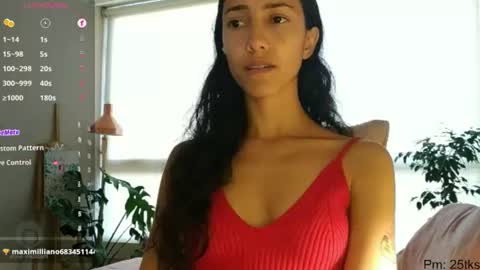 Snapshot of innocentlatiina chatting on 06/10/26, 09:14 Laroa online show from 06/10/26, 09:14