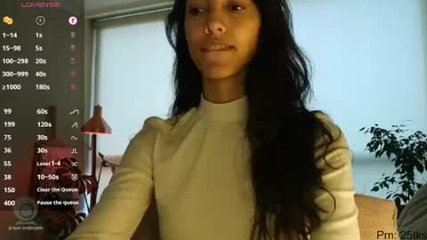 Snapshot of innocentlatiina chatting on 06/21/26, 09:39 Laroa online show from 06/21/26, 09:39
