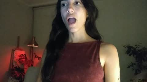 Snapshot of innocentlatiina chatting on 06/25/26, 02:55 Laroa online show from 06/25/26, 02:55