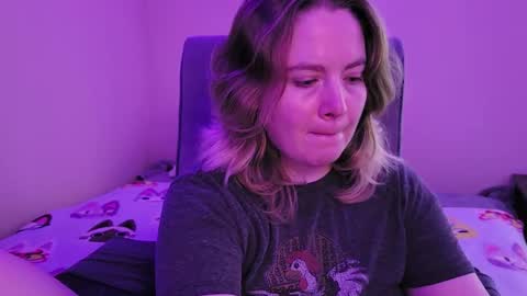 Snapshot of internetfairy_xo chatting on 10/26/25, 08:53 Faye online show from 10/26/25, 08:53