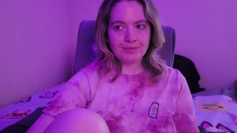 Snapshot of internetfairy_xo chatting on 10/31/25, 06:47 Faye online show from 10/31/25, 06:47