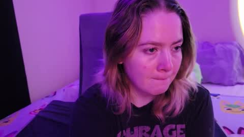 Snapshot of internetfairy_xo chatting on 11/22/25, 05:39 Faye online show from 11/22/25, 05:39