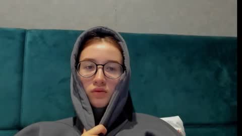 Snapshot of internetsexplorer chatting on 11/25/25, 06:57 Bernadette Join online show from 11/25/25, 06:57