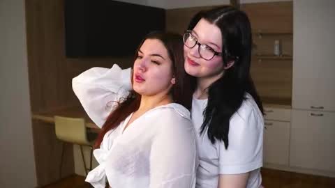 Snapshot of ionatotzke chatting on 12/18/25, 05:19 Alex glasses Emily online show from 12/18/25, 05:19