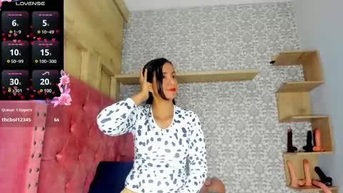 Snapshot of iris_charlotte chatting on 03/07/25, 12:12 Hot Charlotte online show from 03/07/25, 12:12