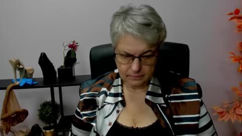 Snapshot of iris_xdesire chatting on 12/17/24, 07:18 I R I S online show from 12/17/24, 07:18
