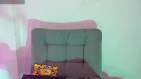 Isabella Hall online show from 04/11/26, 12:04