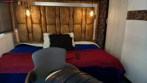 Snapshot of isa_thompson__ chatting on 05/11/26, 11:49 I S A online show from 05/11/26, 11:49