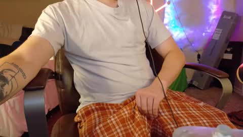 Snapshot of isaac_sheffield chatting on 09/14/25, 01:32 isaac online show from 09/14/25, 01:32