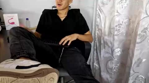 Snapshot of isaac_winter_ chatting on 10/15/25, 04:45 Isaac online show from 10/15/25, 04:45