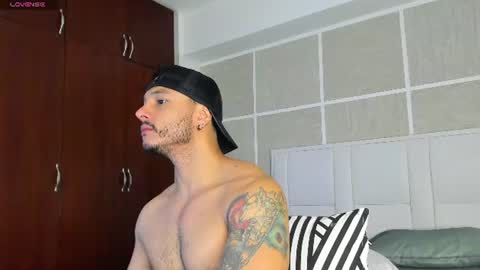 Snapshot of isaacs11 chatting on 07/12/26, 01:02 Isaac Surez online show from 07/12/26, 01:02
