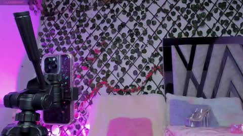 Snapshot of isabel_jamess chatting on 02/20/26, 11:49 Isa online show from 02/20/26, 11:49