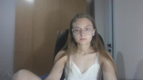 isabel_loveee online show from 09/16/25, 07:59