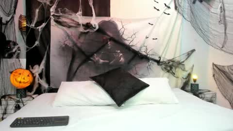 Mommy Isa online show from 10/30/25, 01:12