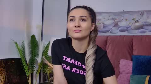 Snapshot of isabelasasha chatting on 02/21/25, 05:31 Isa online show from 02/21/25, 05:31