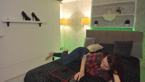 IsabelKiss online show from 10/22/25, 06:24